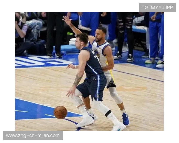 尼科拉·约维奇神仙传球！助攻维金斯0.4秒劈扣封神，篮球场上的传奇瞬间