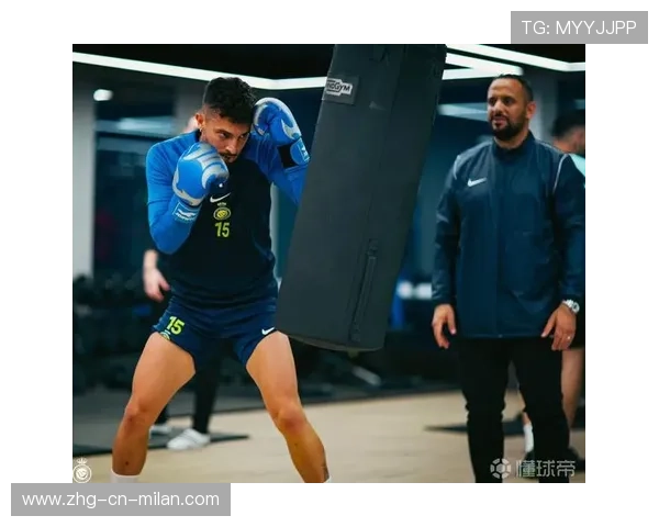 C罗健身房怒练至凌晨，被拍成社交头条